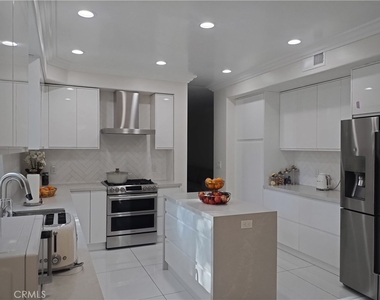 5711 Aura Ave - Photo Thumbnail 6
