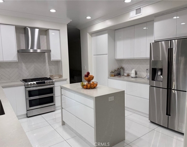 5711 Aura Ave - Photo Thumbnail 3
