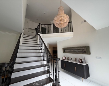 5711 Aura Ave - Photo Thumbnail 3