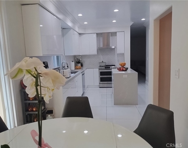 5711 Aura Ave - Photo Thumbnail 5