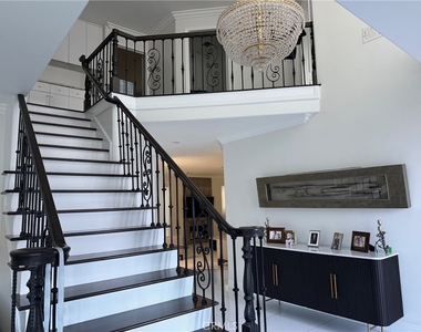 5711 Aura Ave - Photo Thumbnail 2