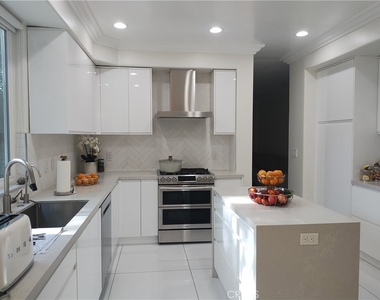 5711 Aura Ave - Photo Thumbnail 7