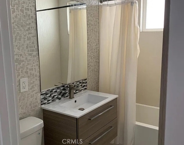 702 S St Andrews Place - Photo Thumbnail 6