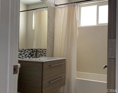 702 S St Andrews Place - Photo Thumbnail 7