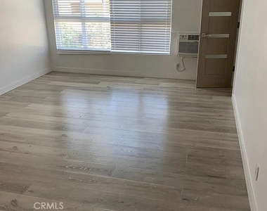 702 S St Andrews Place - Photo Thumbnail 4