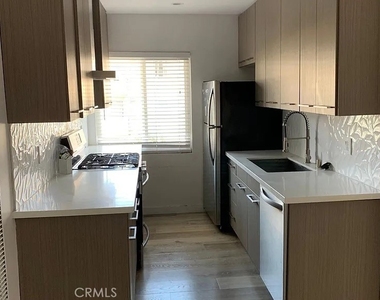 702 S St Andrews Place - Photo Thumbnail 1