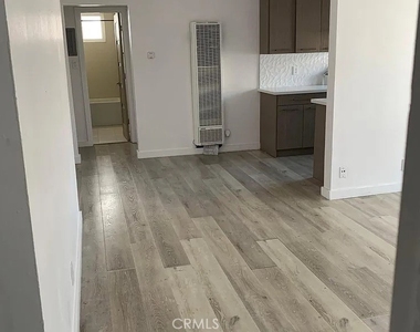 702 S St Andrews Place - Photo Thumbnail 3