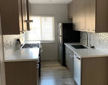 702 S St Andrews Place - Photo Thumbnail 1