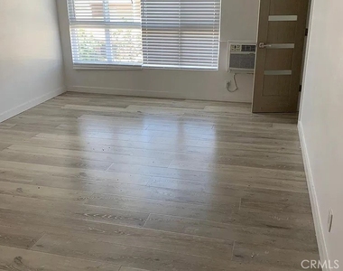702 S St Andrews Place - Photo Thumbnail 4