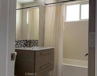 702 S St Andrews Place - Photo Thumbnail 7