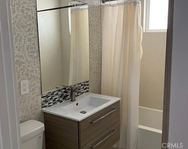 702 S St Andrews Place - Photo Thumbnail 6