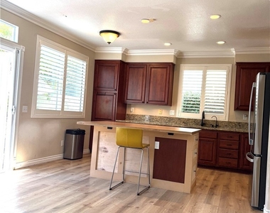 130 Melrose - Photo Thumbnail 4