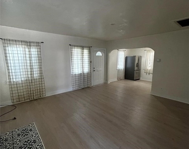 3307 Spruce Street - Photo Thumbnail 2