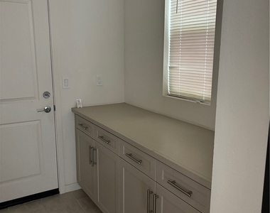 2565 E Embry - Photo Thumbnail 17