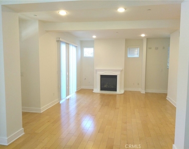 6300 Honolulu Avenue - Photo Thumbnail 10