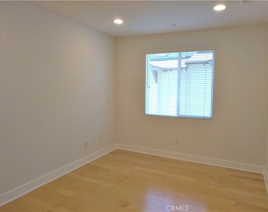 6300 Honolulu Avenue - Photo Thumbnail 24