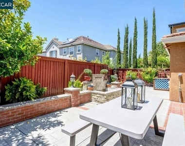 2077 Arlington Way - Photo Thumbnail 6