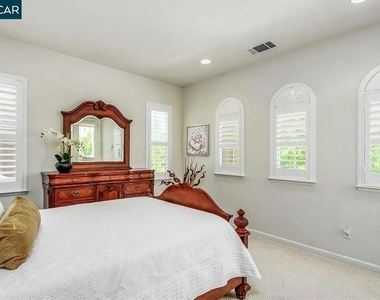 2077 Arlington Way - Photo Thumbnail 4