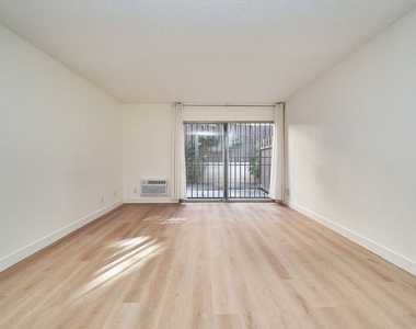 320 S Ardmore Avenue - Photo Thumbnail 3