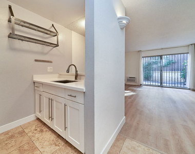 320 S Ardmore Avenue - Photo Thumbnail 2