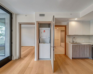 1257 N Detroit Street - Photo Thumbnail 3