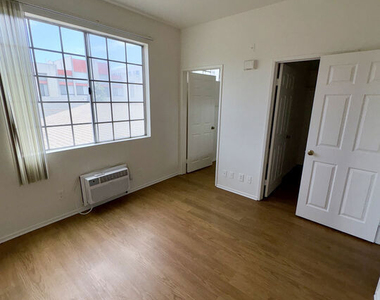 1221 Seward Street - Photo Thumbnail 6