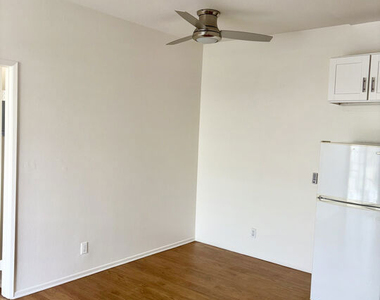 1221 Seward Street - Photo Thumbnail 4