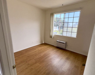 1221 Seward Street - Photo Thumbnail 5