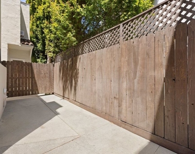 2011 N Beachwood Drive - Photo Thumbnail 7