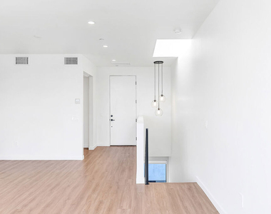 747 Lillian Way - Photo Thumbnail 4