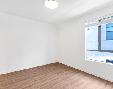 747 Lillian Way - Photo Thumbnail 9