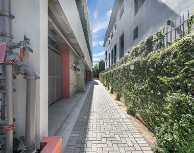 747 Lillian Way - Photo Thumbnail 21
