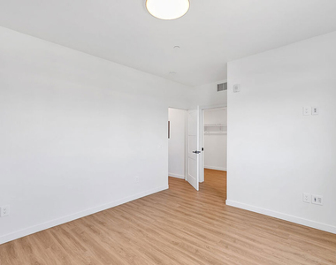 747 Lillian Way - Photo Thumbnail 15