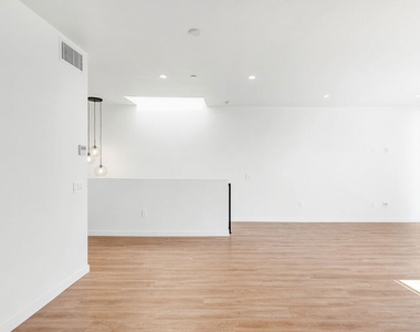 747 Lillian Way - Photo Thumbnail 5