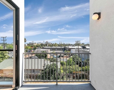 747 Lillian Way - Photo Thumbnail 8
