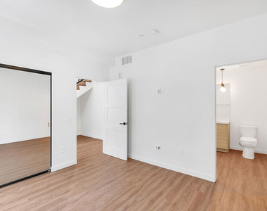747 Lillian Way - Photo Thumbnail 10