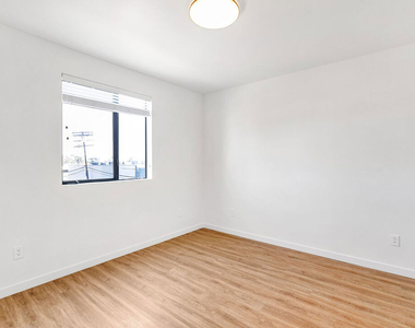 747 Lillian Way - Photo Thumbnail 14