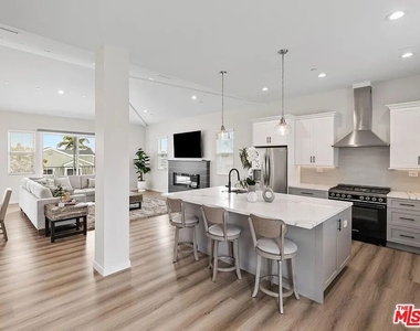 2423 Curtis Avenue - Photo Thumbnail 2