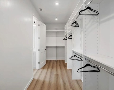 2423 Curtis Avenue - Photo Thumbnail 9