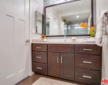 150 N Almont Drive - Photo Thumbnail 15