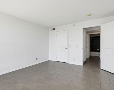 7320 Hawthorn Avenue - Photo Thumbnail 19