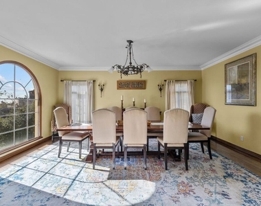 2856 Glendower Avenue - Photo Thumbnail 9