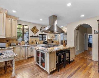 2856 Glendower Avenue - Photo Thumbnail 12