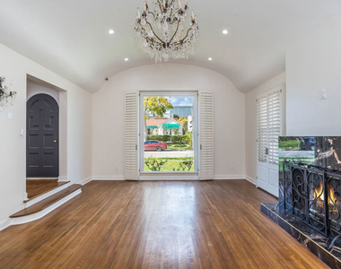 152 S Wetherly Drive - Photo Thumbnail 4