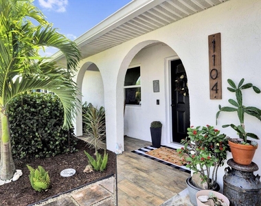 1104 Nw 12th Terrace - Photo Thumbnail 4