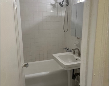 320 E 42nd St - Photo Thumbnail 3