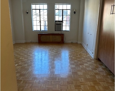 320 E 42nd St - Photo Thumbnail 1