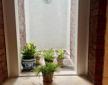 300 Ferdon Avenue - Photo Thumbnail 15