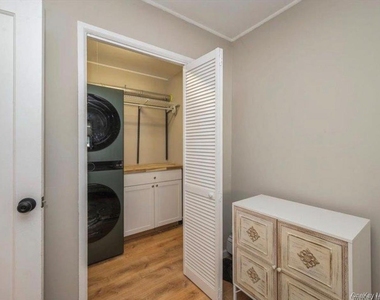 8 Crabtree Lane - Photo Thumbnail 6