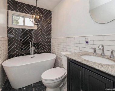 8 Crabtree Lane - Photo Thumbnail 5